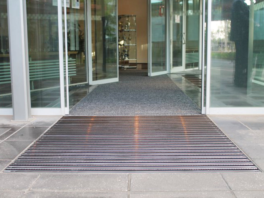 Eingelassene Fußmatte im Außenbereich eines Gebäudes