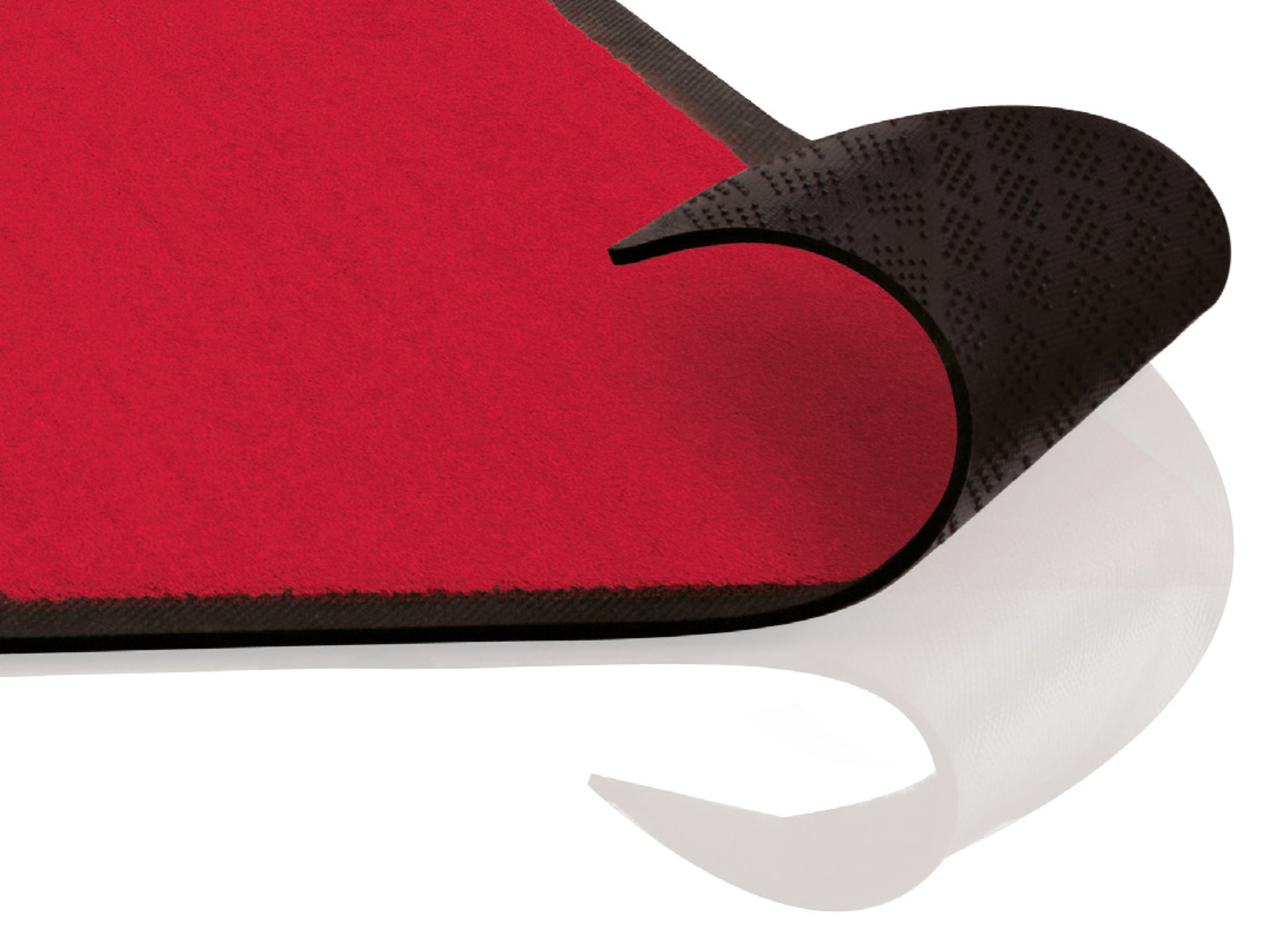 Schmutzfangmatte in rot mit hochgeklappter Ecke und sichtbarer Rückseite mit Gummirücken, der Drainagelöcher enthält