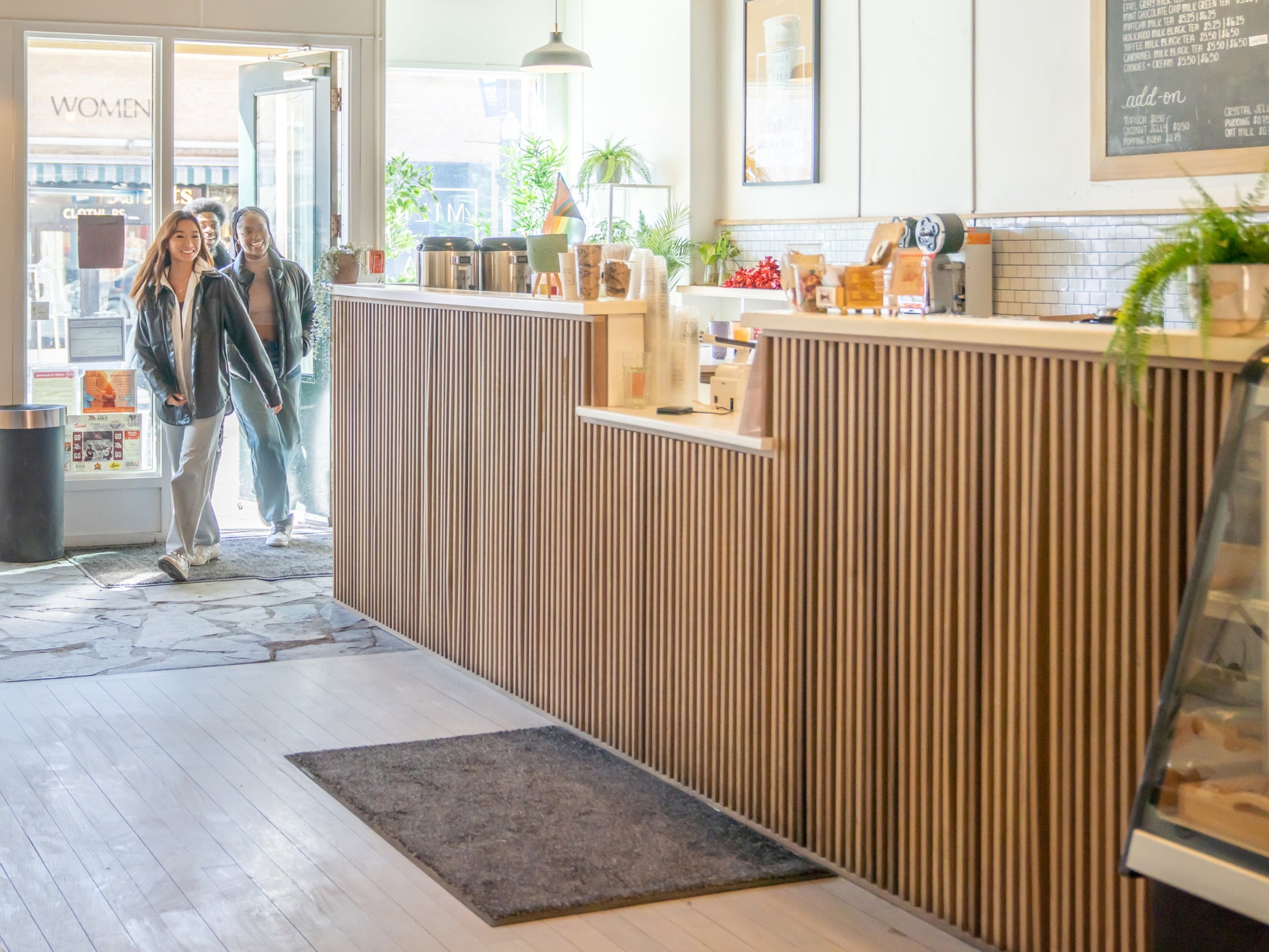 Sauberlaufmatte in einem Cafe vor dem Tresen