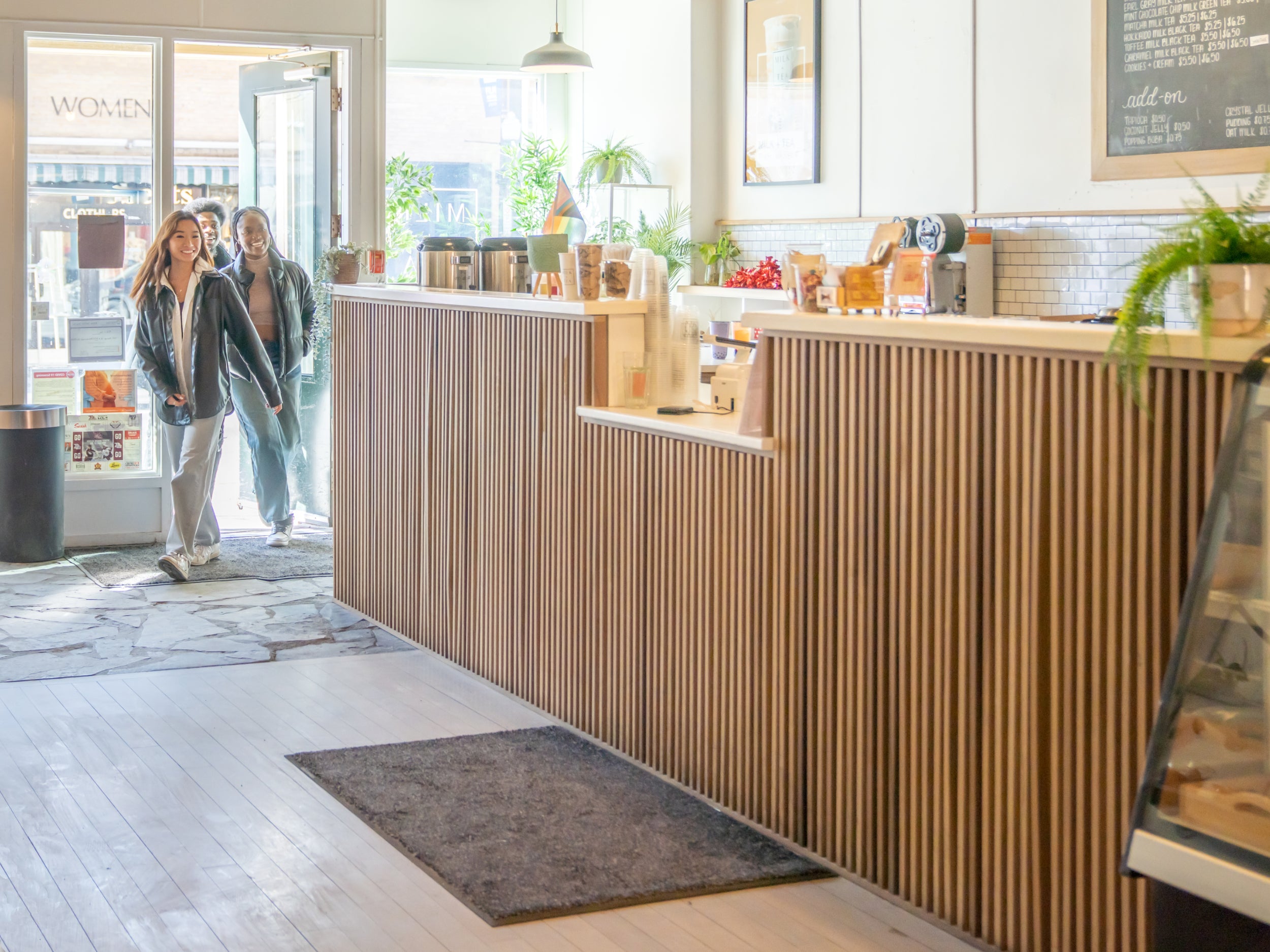 Sauberlaufmatte in einem Cafe vor dem Tresen