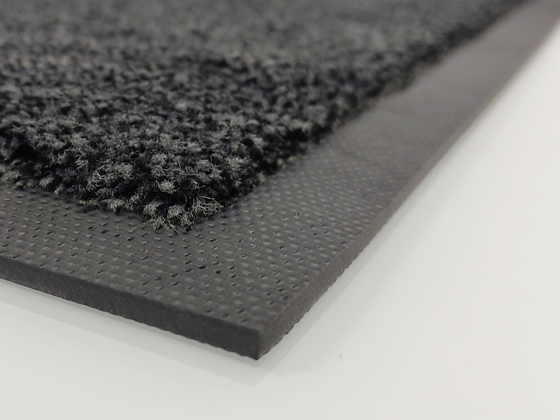 Extra Dicker Rand einer befahrbaren Schmutzfangmatte in Grau als Nahaufnahme