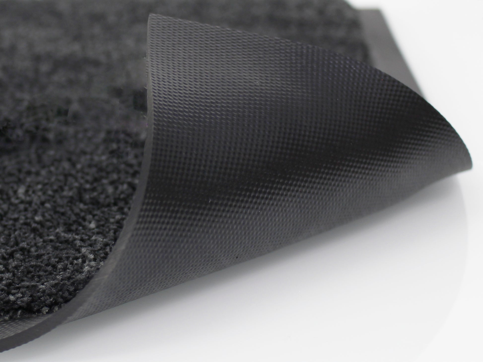 Nachaufnahme des rutschfesten Rückmaterials eines befahrbaren Schmutzfangmatte in Dunkelgrau