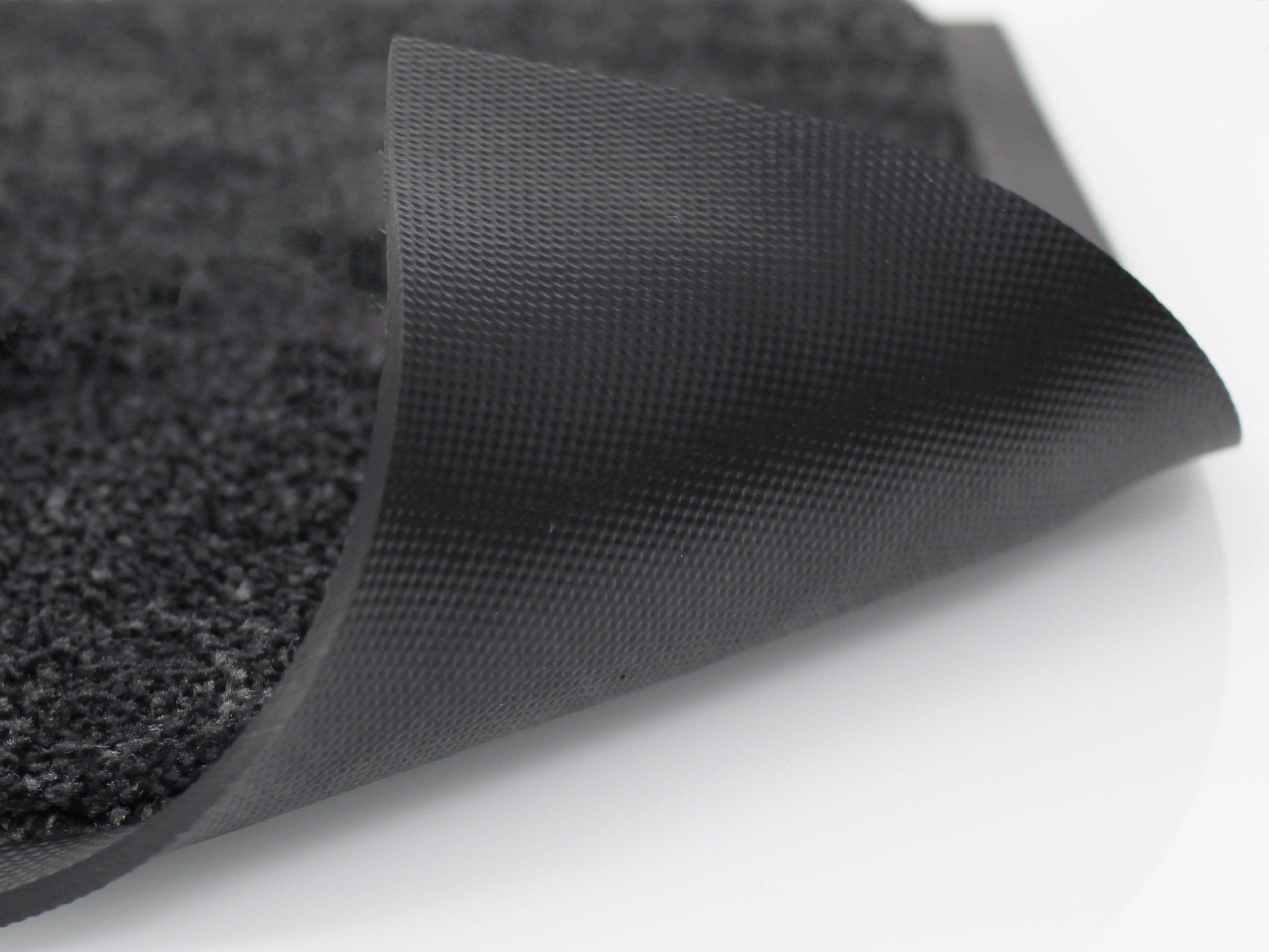 Nachaufnahme des rutschfesten Rückmaterials eines befahrbaren Schmutzfangmatte in Dunkelgrau