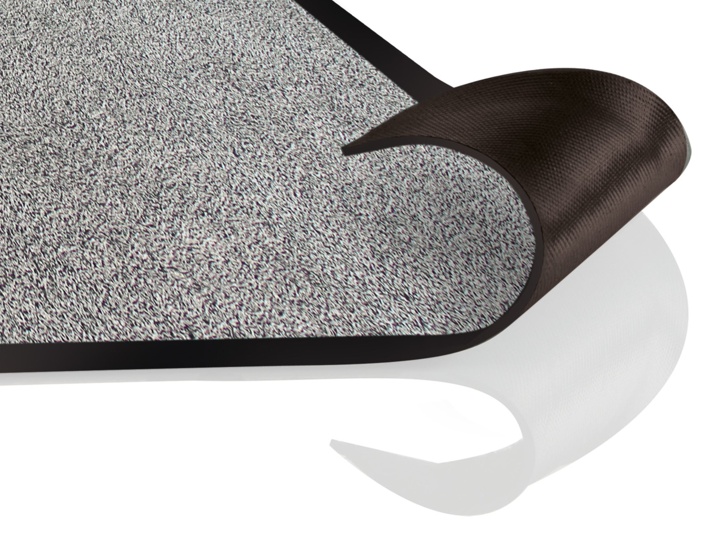 Hochgeklappte Ecke einer Schmutzfangmatte mit Flor in weiß-schwarz-meliert. Die Unterseite der Fußmatte hat einen Gummirücken