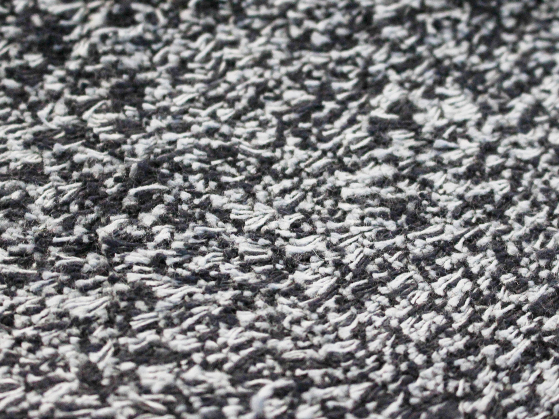 Nahaufnahme der Textur der Schmutzfangmatte Cotton in weiß-schwarz-meliert
