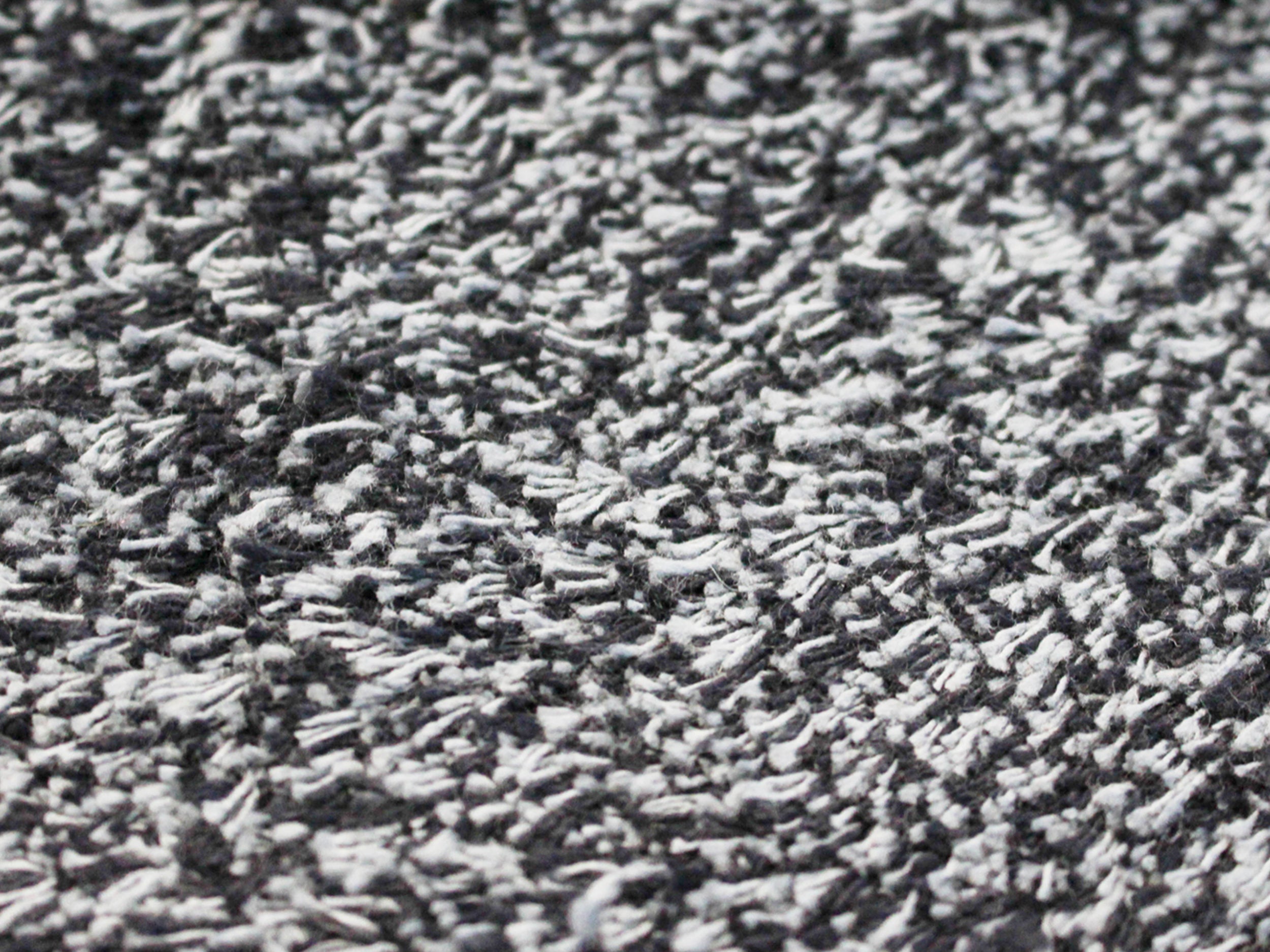 Nahaufnahme der Textur der Schmutzfangmatte Cotton in weiß-schwarz-meliert