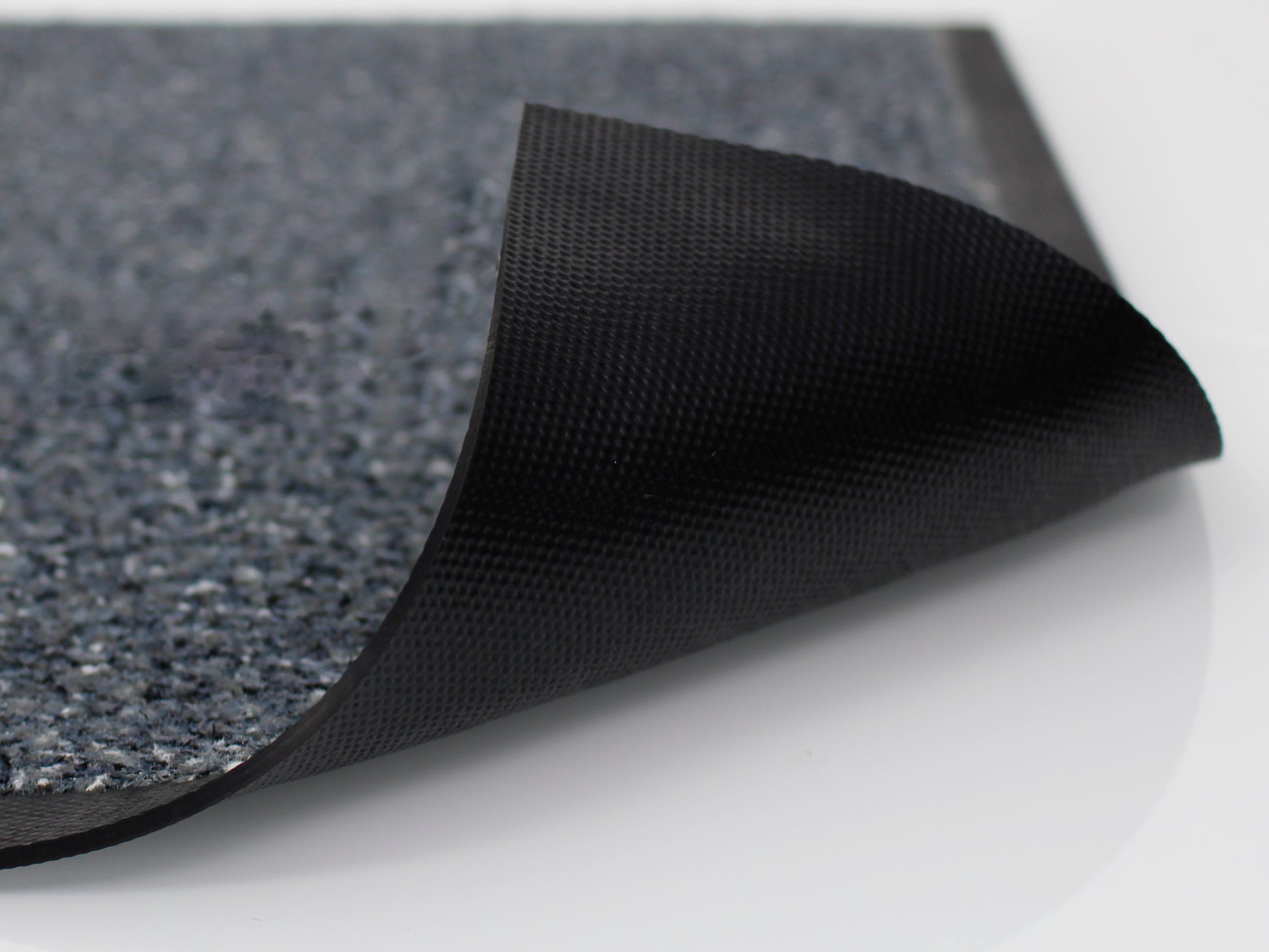 Nytrilgummi-Rücken einer grauen Schmutzfangmatte mit Kratzfasern