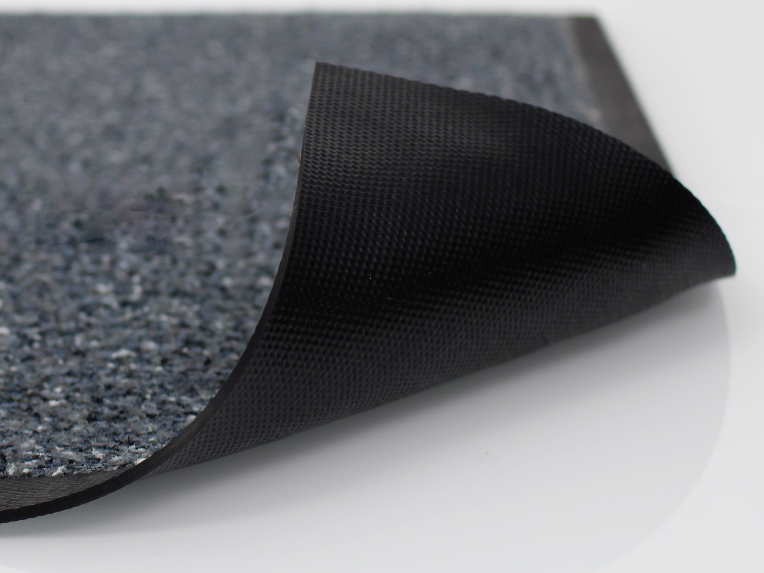 Nytrilgummi-Rücken einer grauen Schmutzfangmatte mit Kratzfasern