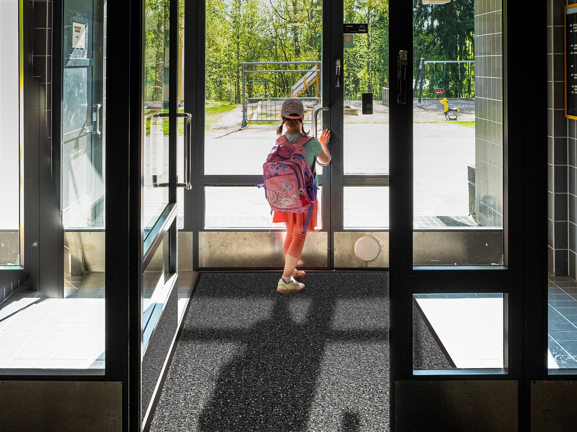 Schmutzfangmatte mit Kratzfasern liegt im Eingangsbereich einer Schule: Schülern läuft darüber