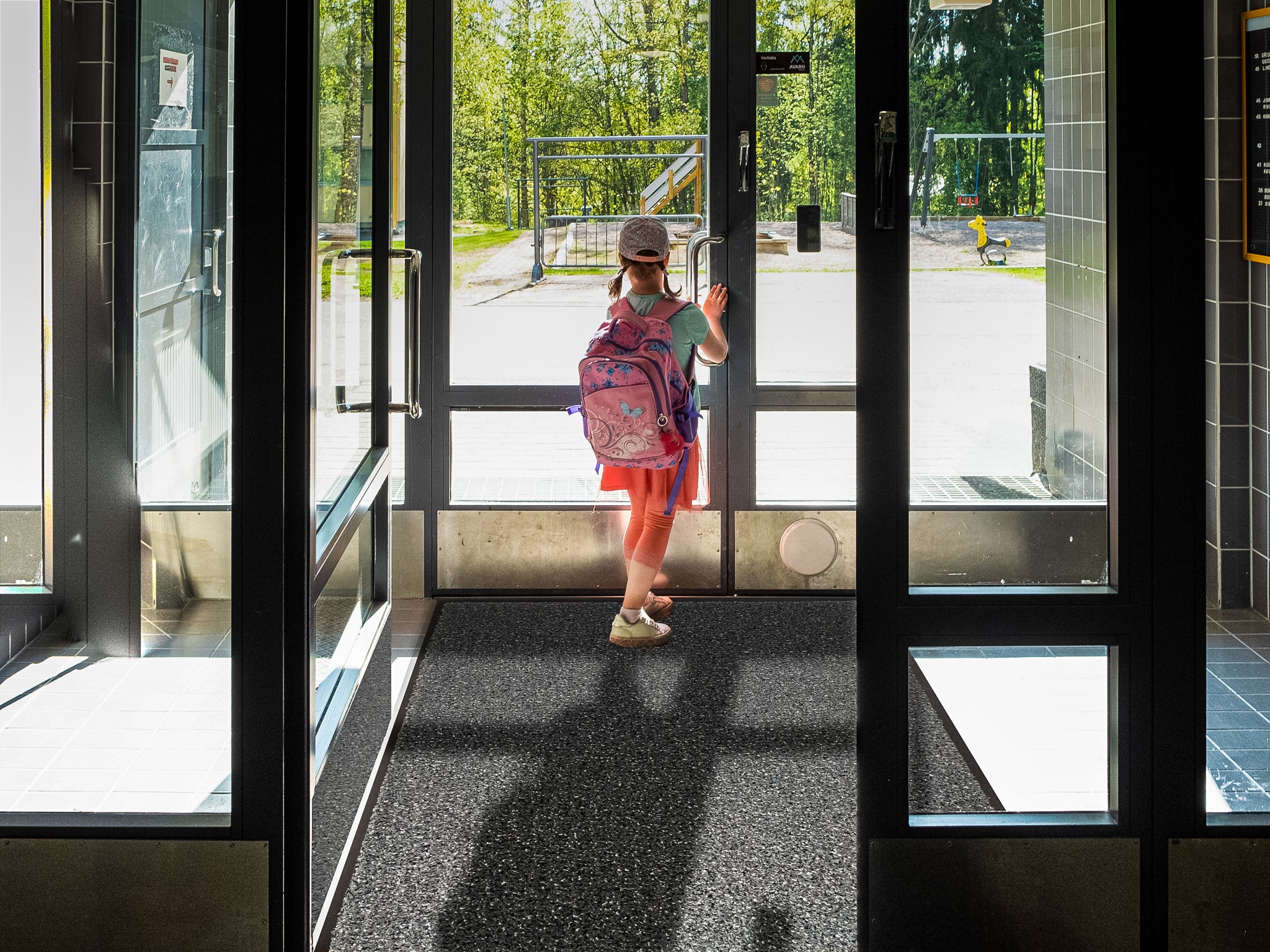 Schmutzfangmatte mit Kratzfasern liegt im Eingangsbereich einer Schule: Schülern läuft darüber