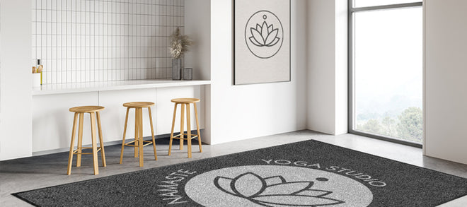 Schmutzfangmatte mit Logodruck in einem Yogastudio