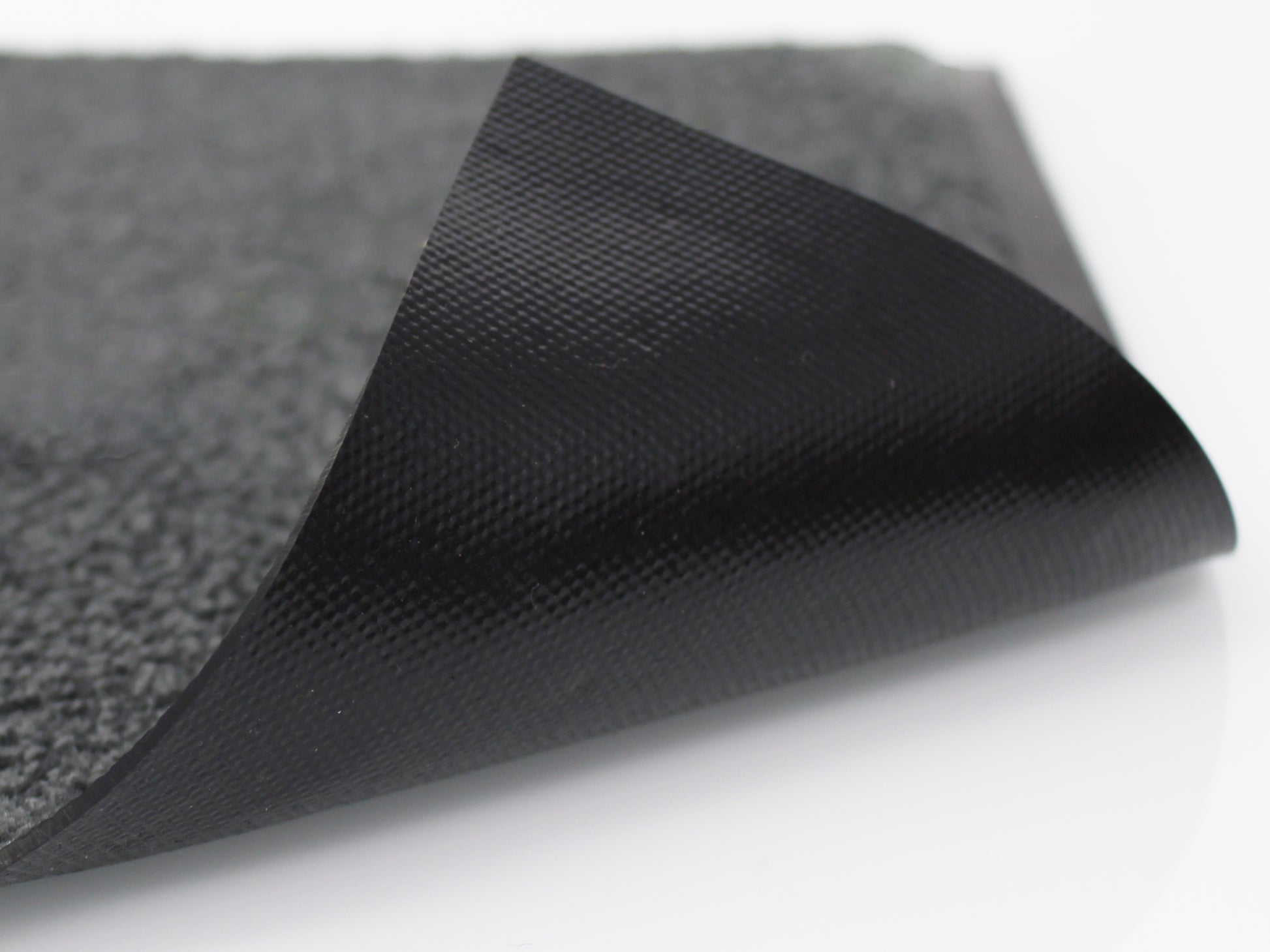 Umgeklappter Rücken einer Schmutzfangmatte aus Gummi