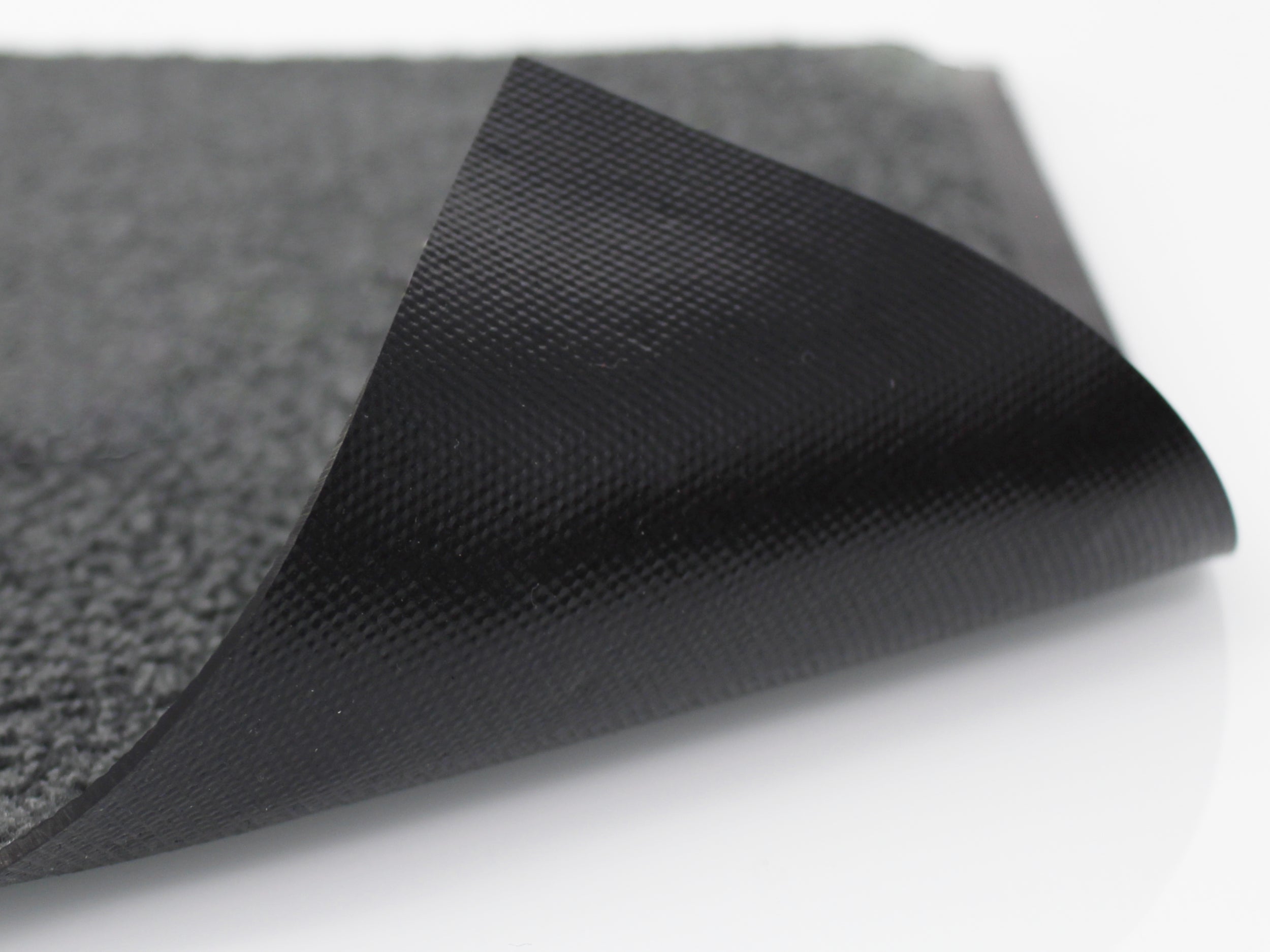 Umgeklappter Rücken einer Schmutzfangmatte aus Gummi