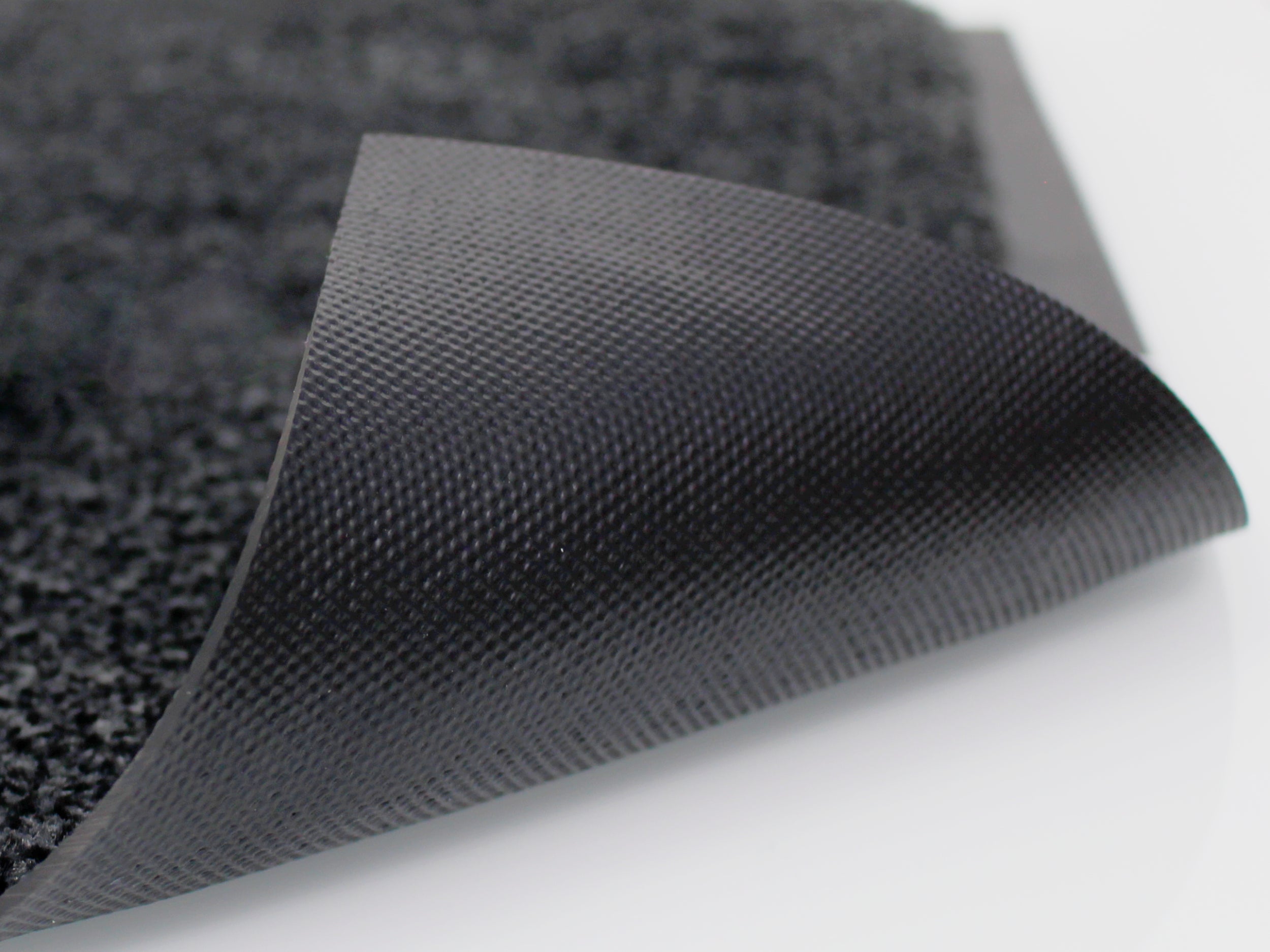 Umgeklappte graue Schmutzfangmatte mit schwarzen Nytrilgummi-Rückenmaterial