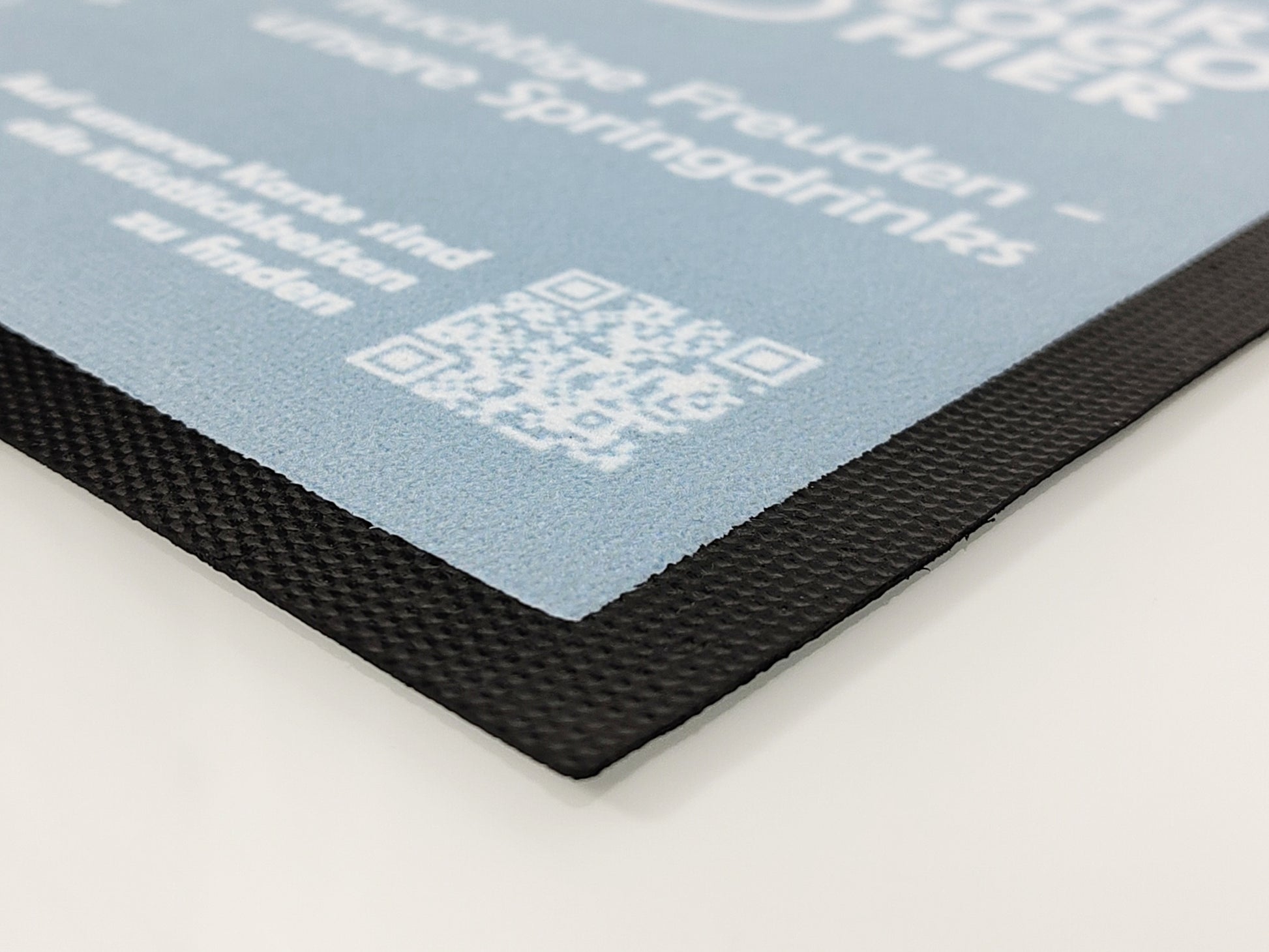 Nachaufnahme QR-Code auf einer Schreibtischunterlage