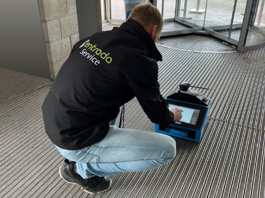 entrada Service Mitarbieter der ein Aufmaß im Innenbereich macht