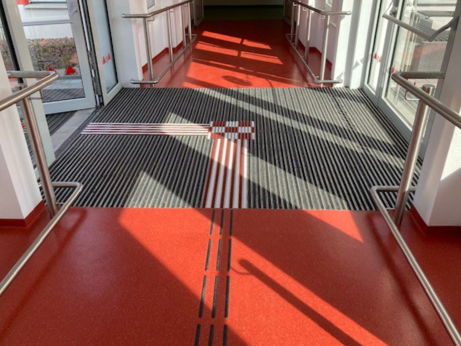 Taktile Leitsystem im Gbeäude in rot und weiß