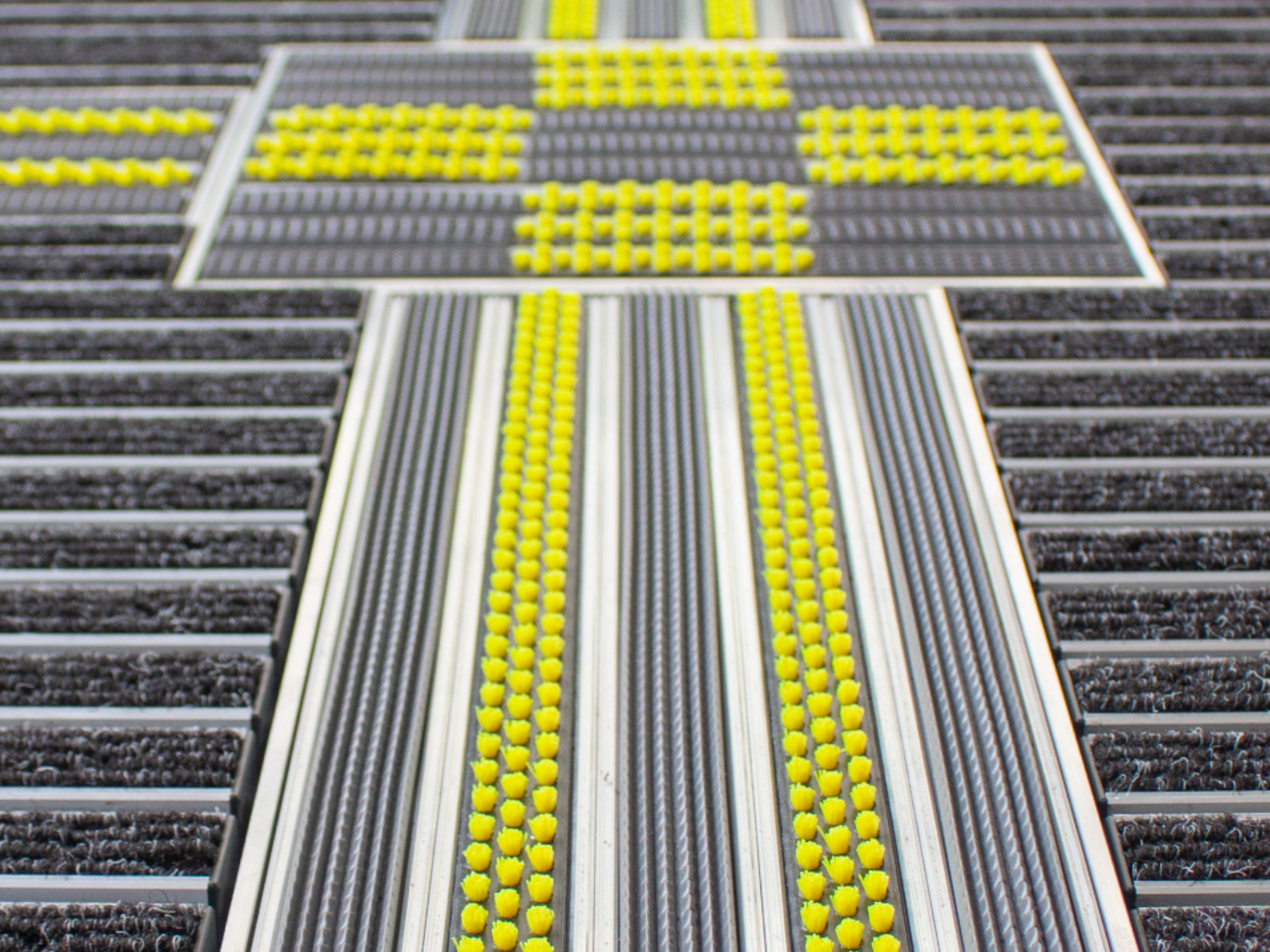 Aluprofilmatte mit taktilen Elementen als Blindenleitsystem in der Nahaufnahme