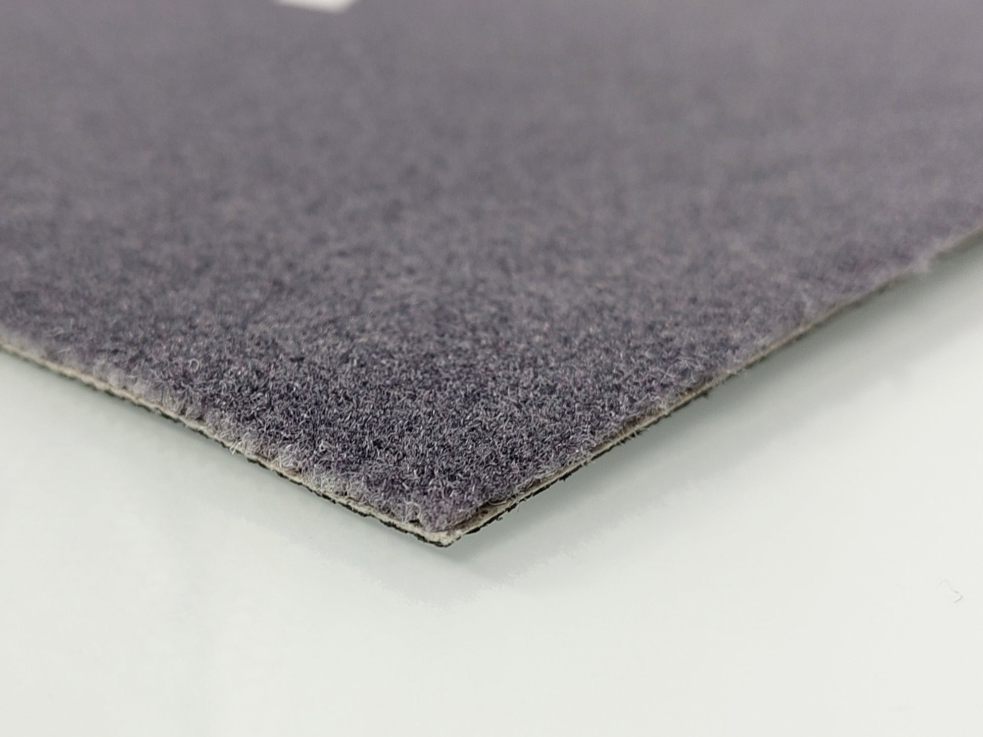 Nahaufnahme Ecke einer Werbematte in Grau ohne Rand