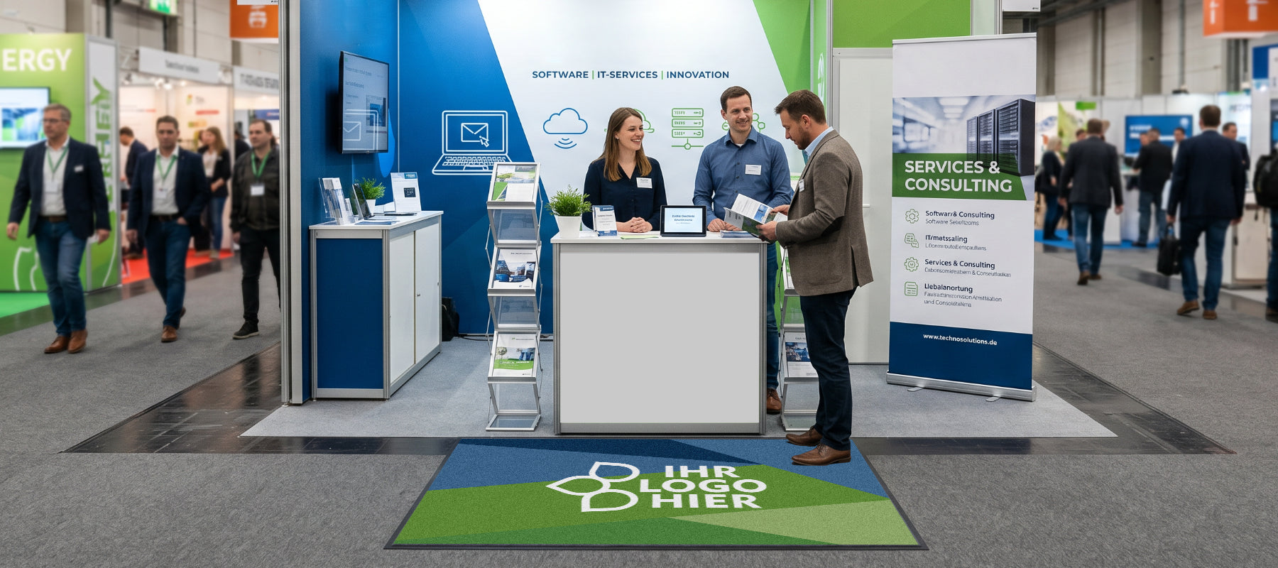 Farbig gemusterte Logomatte liegt vor einem Messestand auf einer Messe.