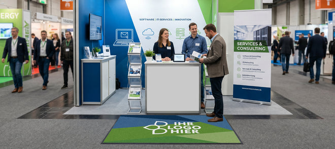 Farbig gemusterte Logomatte liegt vor einem Messestand auf einer Messe.