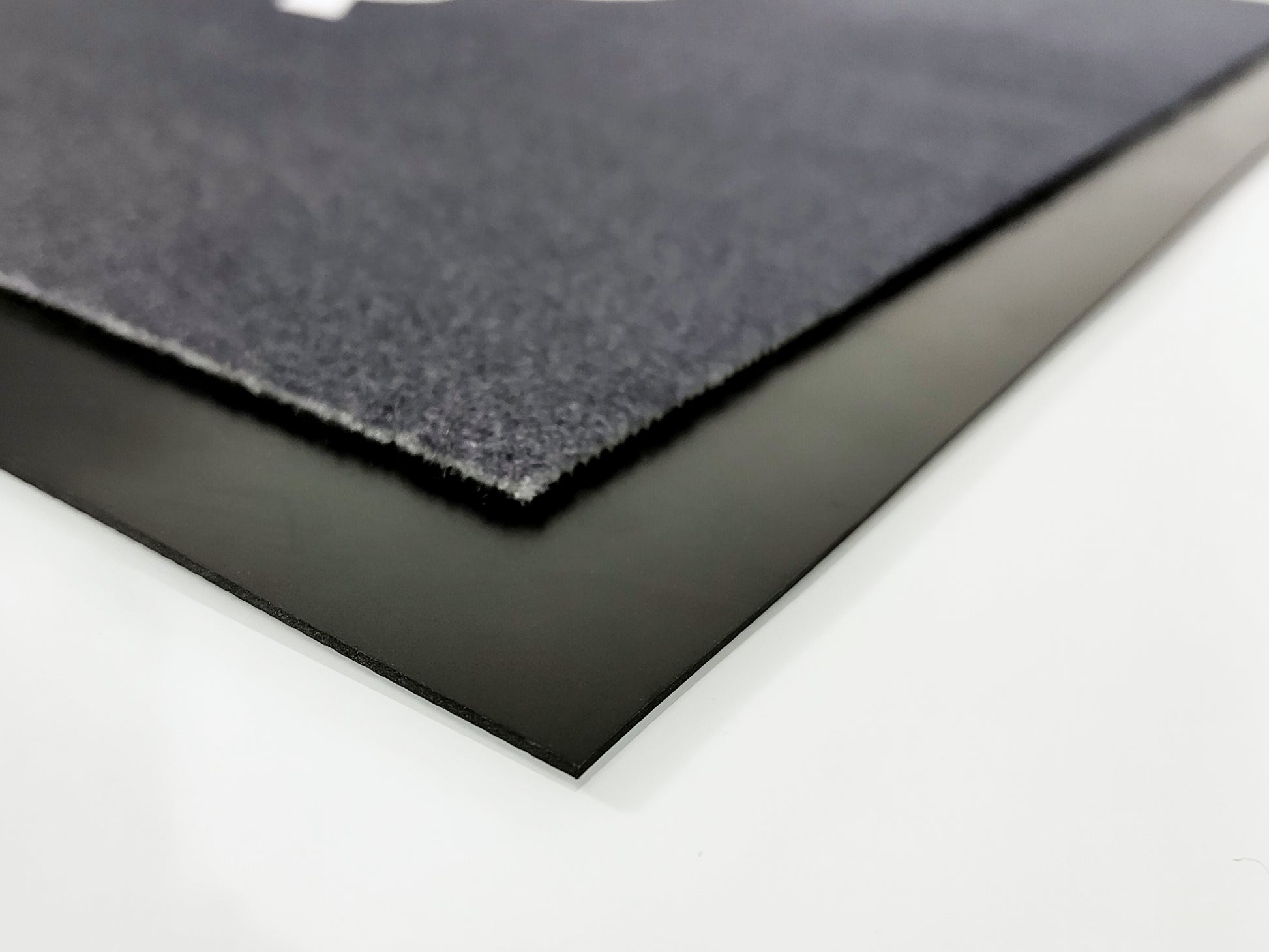 Schwarzer Rand einer grauen Werbematte als Nahaufnahme