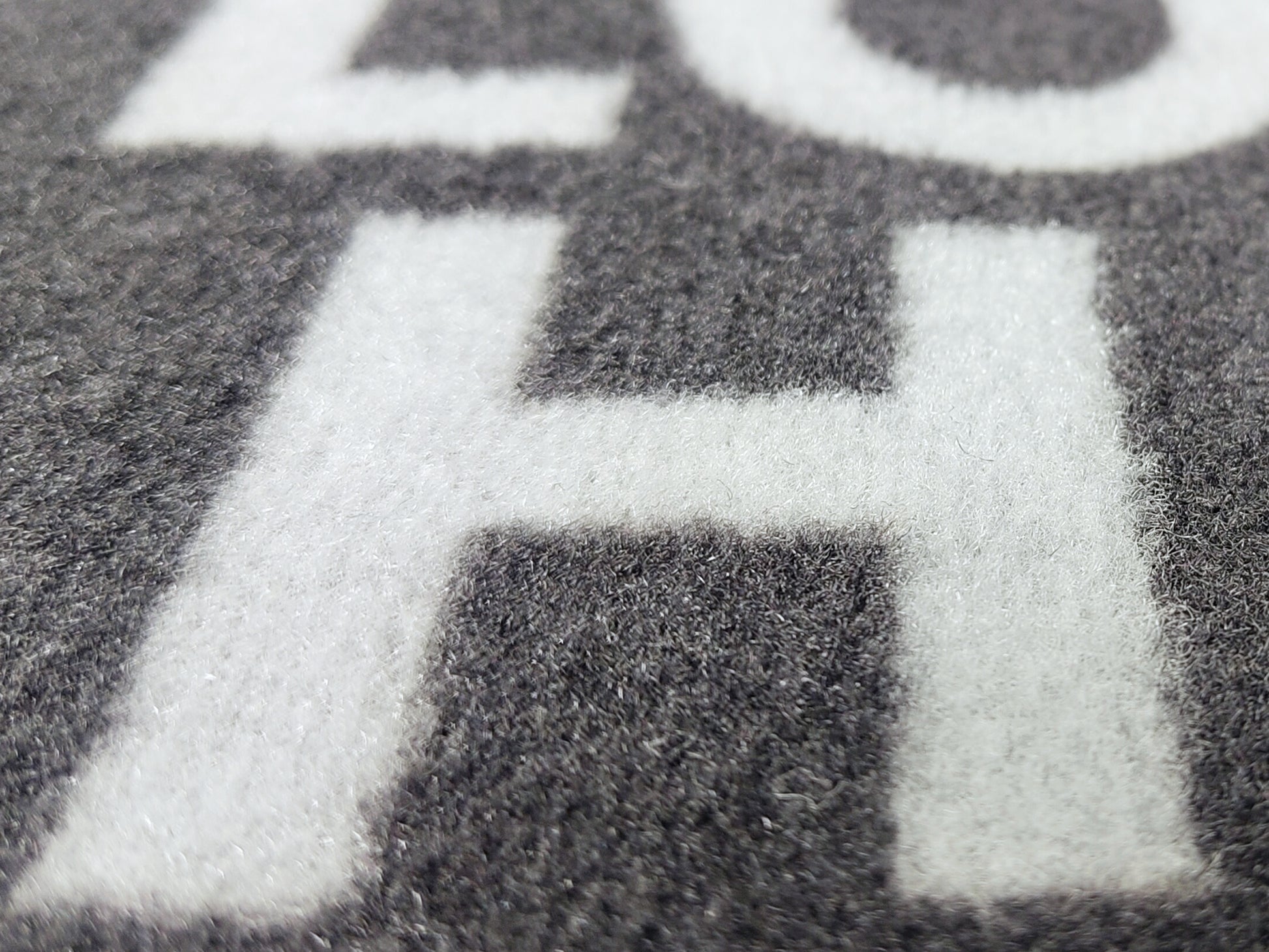 Nahaufnahme einer nachhaltigen Werbematte mit weißer Schrift