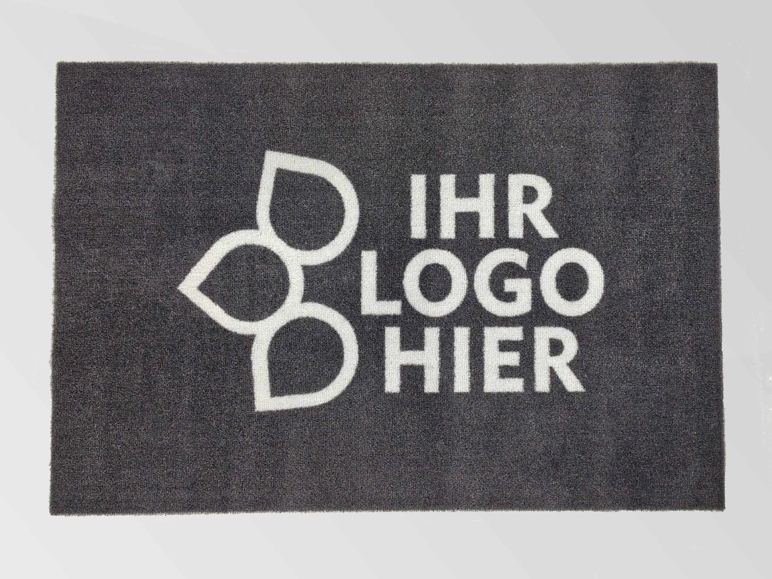 Nachhaltige, graue Werbematte mit weißen Schriftzug von oben fotografiert