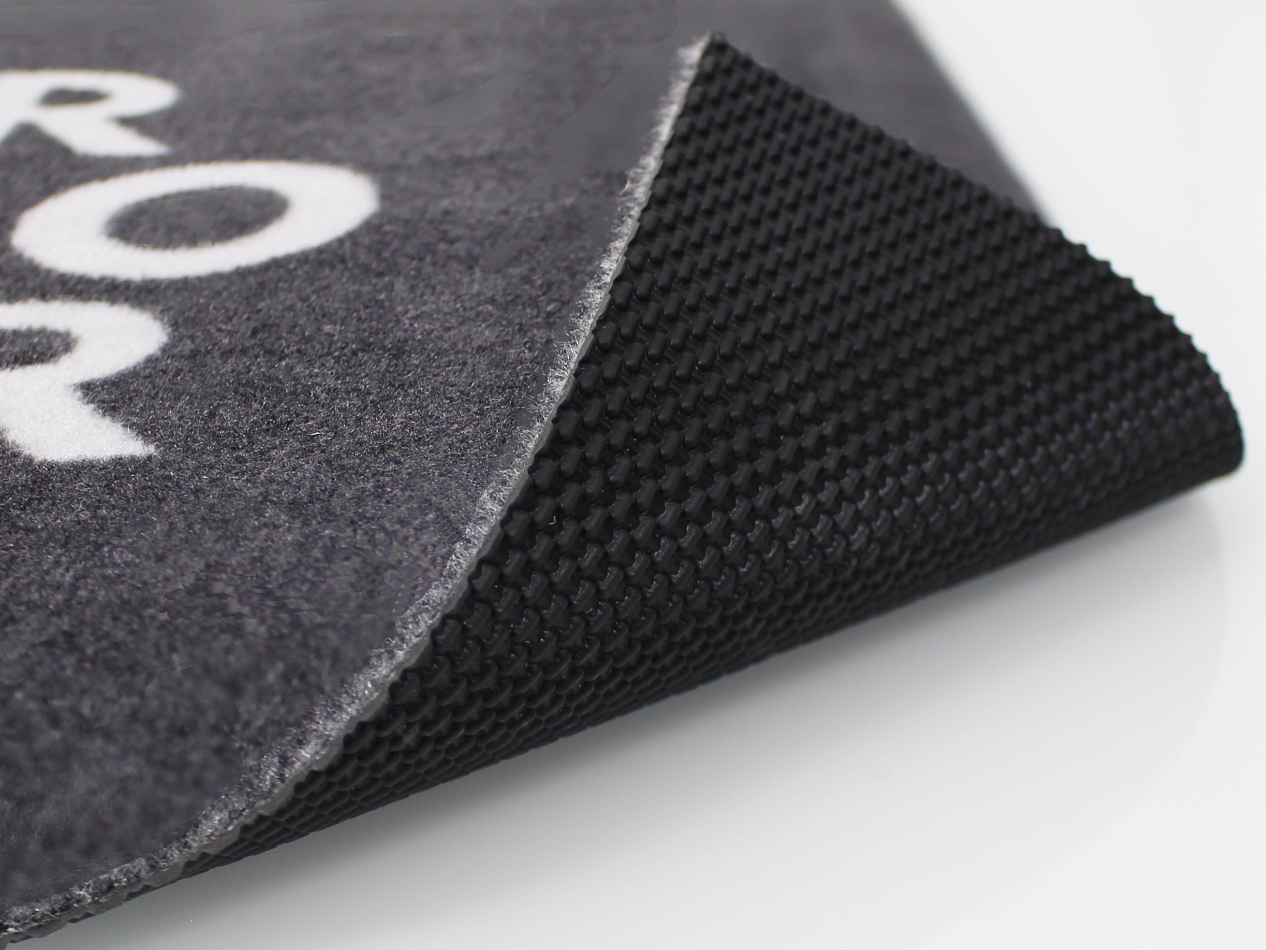 Umgeklappte, graue Werbematte mit weißer Schrift und PVC-Rücken