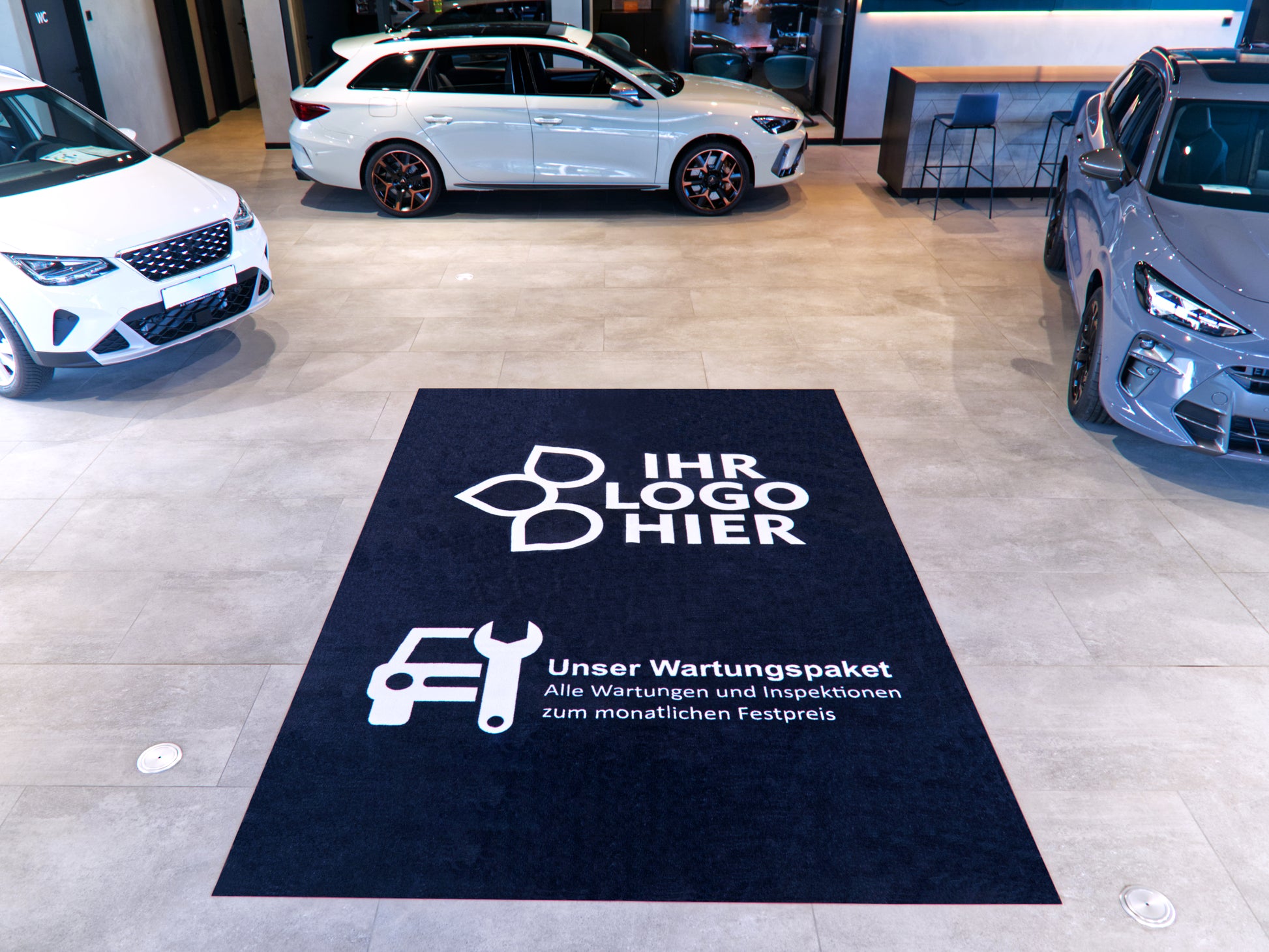 hochwertige Werbematte liegt im Autohaus und präsentiert das Wartungspaket zum monatlichen Festpreis