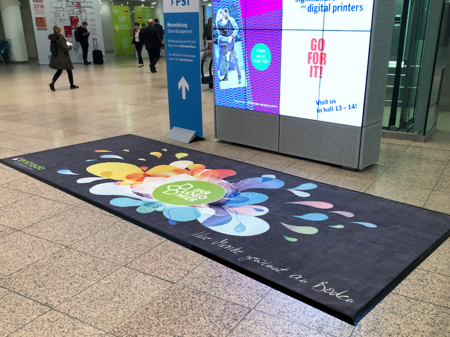 Werbeteppich mit vielen Farben auf Messeboden