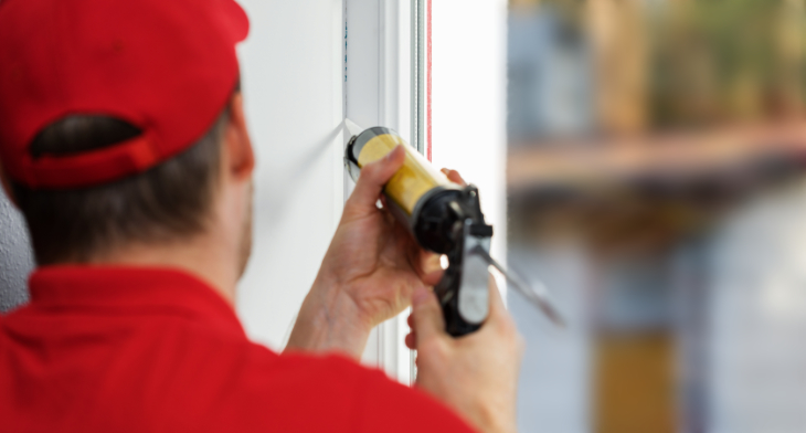 handwerker-dichtet-fenster-ab Handwerker dichtet Fenster ab