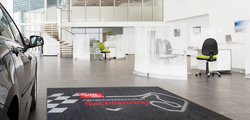 Eventteppich IndiMax von entrada Anwendungsbeispiel Autohaus