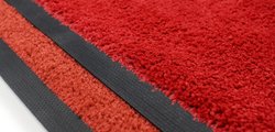 Große Fußmatte in rot Detailansicht ColourLine