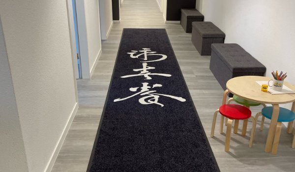 Bedruckter Teppich mit asiatischen Zeichen im Flur