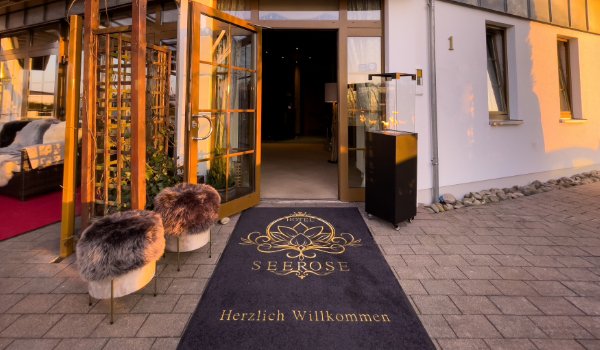 Bedruckte Fußmatte mit dem Hotel Seerose Logo vor dem Hoteleingang