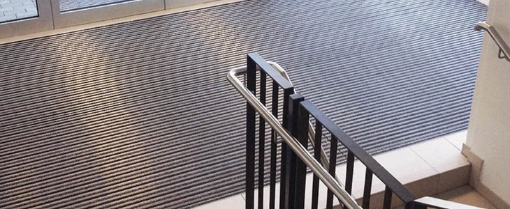 eingangsmatte robust outside situation treppenhaus