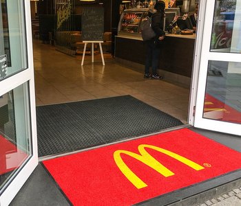 Schmutzfangmatte mit Mcdonalds Logo im Mcdonalds München