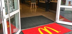 Schmutzfangmatte mit Mcdonalds Logo im Mcdonalds München