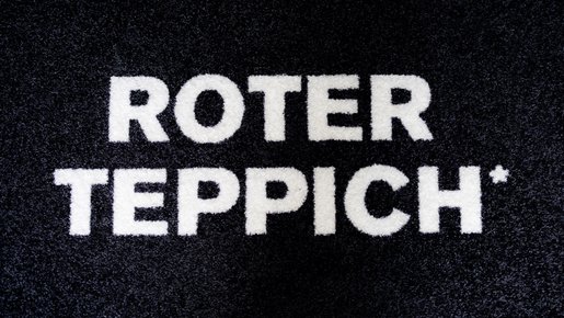 bedruckte fussmatte roter teppich transmedial Logo