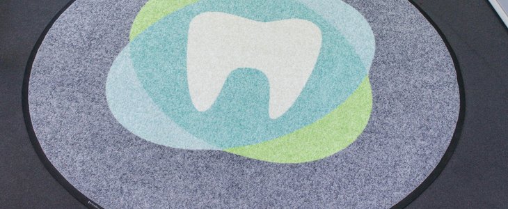 bedruckter Teppich Sonderform für Zahnarzt