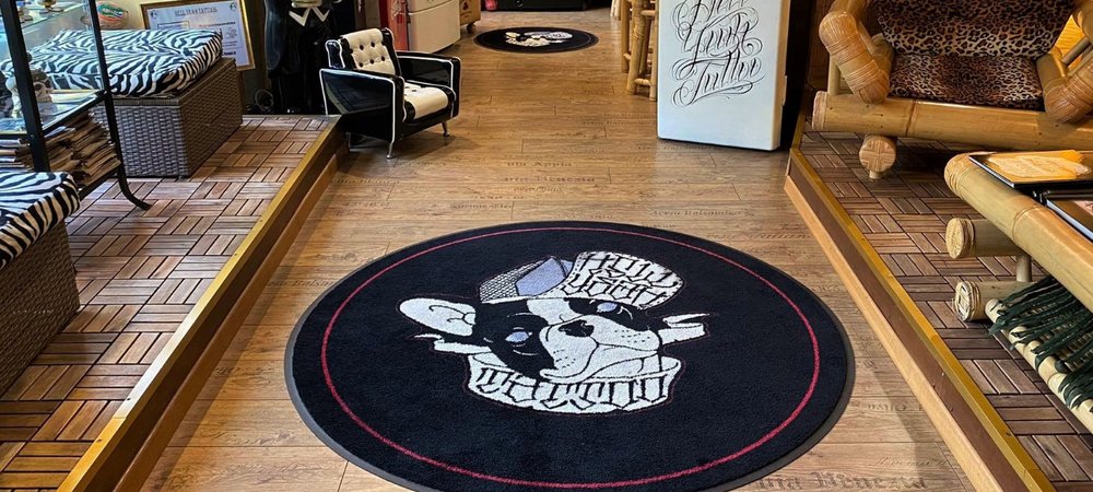 Logomatte rund im Tattoostudio