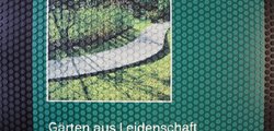 Wetterbeständige Outdoormatte mit Heumann Gartenanlagen Aufdruck in Detailansicht