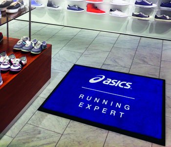 Logomatte im Schuhgeschäft mit Asics Logo