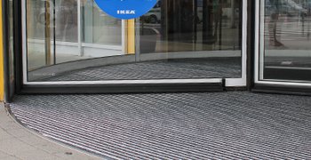 runde Aluprofilmatte im Eingangsbereich einer Drehtür bei Ikea