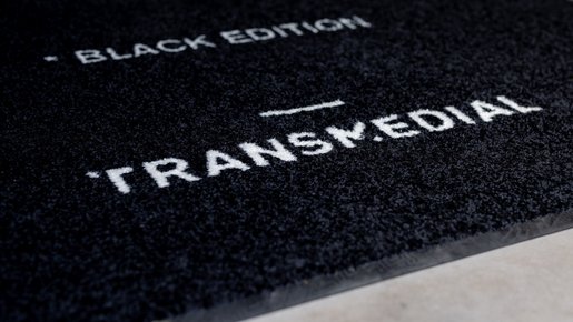 bedruckte fussmatte roter teppich transmedial Logo Detail