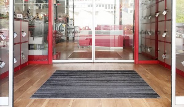 Eingansmatte entrada Smart Rips liegt im Eingangsbereich eines Supermarkt