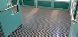 Eingelassene Fußmatte im Eingangsbereich einer Schule