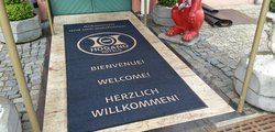 Detailansicht von Schmutzfangmatte draußen mit Hogano Hotels Logo